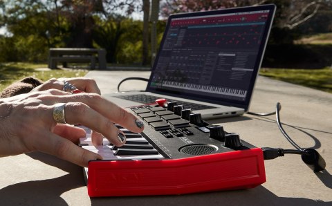 Klawiatura sterująca AKAI MPK Mini Play MK3 kontroler MIDI USB Czarny, Czerwony