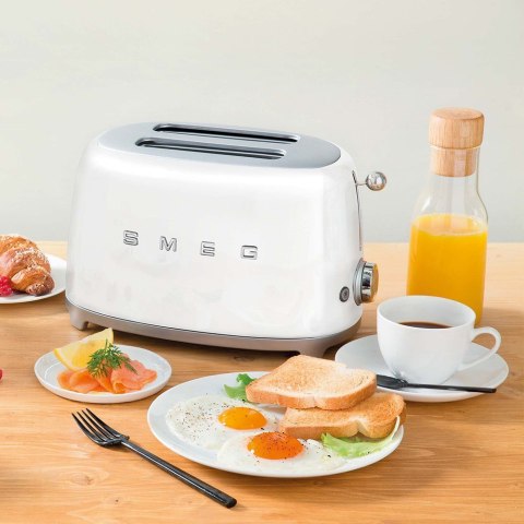 Toster SMEG biały model TSF01WHEU