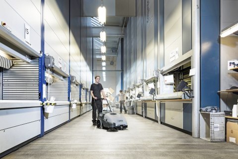 NILFISK Zamiatarka przemysłowa/bezpyłowa/bateria SW750